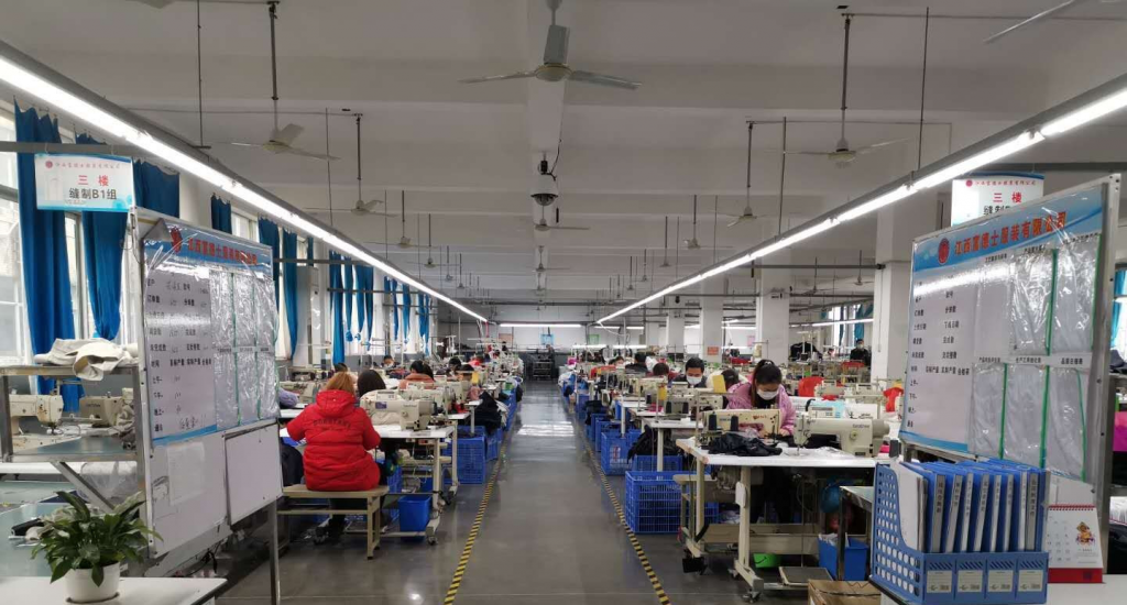 富士服装有限公司是都昌县服装行业的标竿企业。为帮助就业困难人员就业，富德士服装有限公司专门开设聋哑残疾人员车缝组，安排聋哑贫困户8人